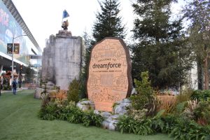 Welcome to Dreamforce National Park 2019 sign, waterfall and Moscone Center in background.